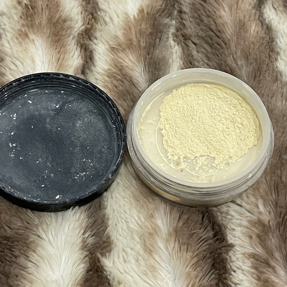 Catrice Loose Banana Powder Matte Effect in Yellow Matt